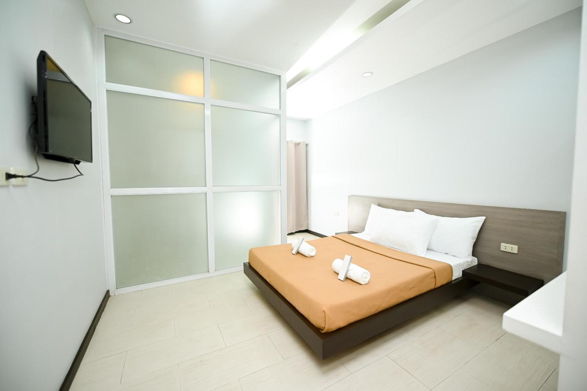 Blue Harbor Hotel Calapan Esterno foto