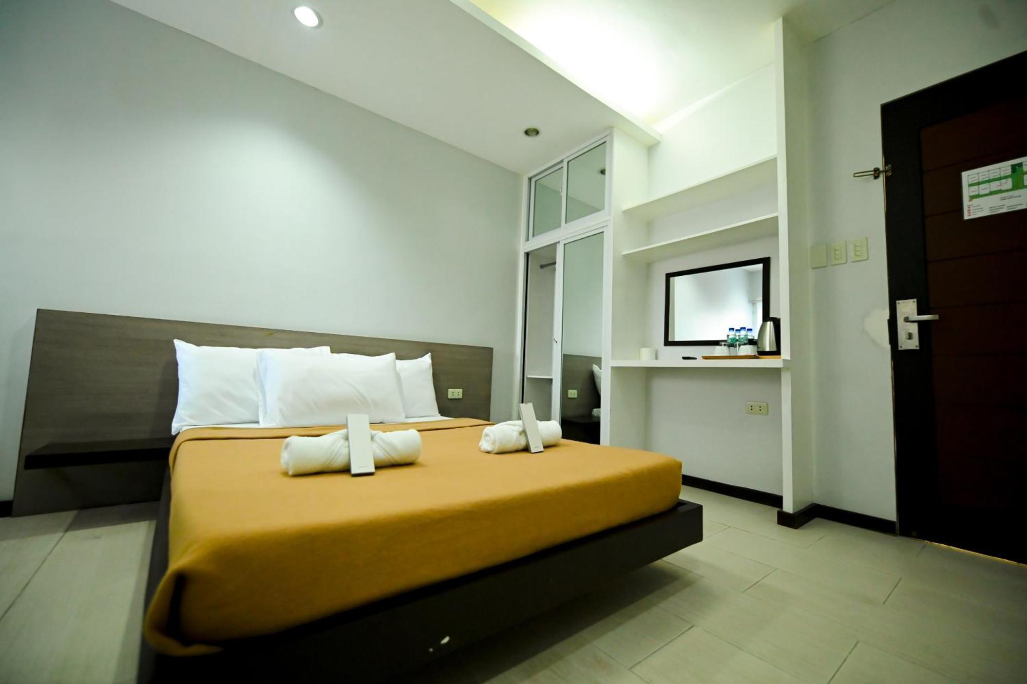 Blue Harbor Hotel Calapan Esterno foto