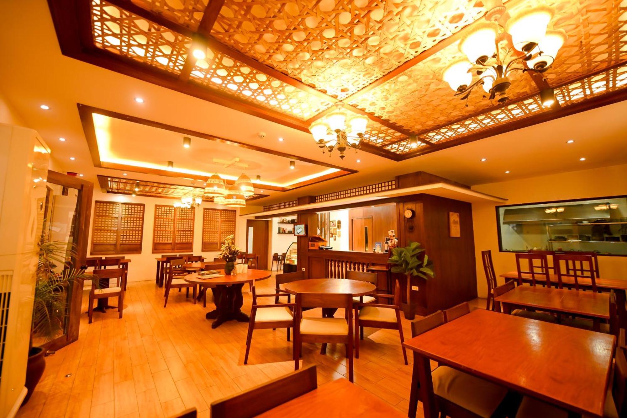 Blue Harbor Hotel Calapan Esterno foto