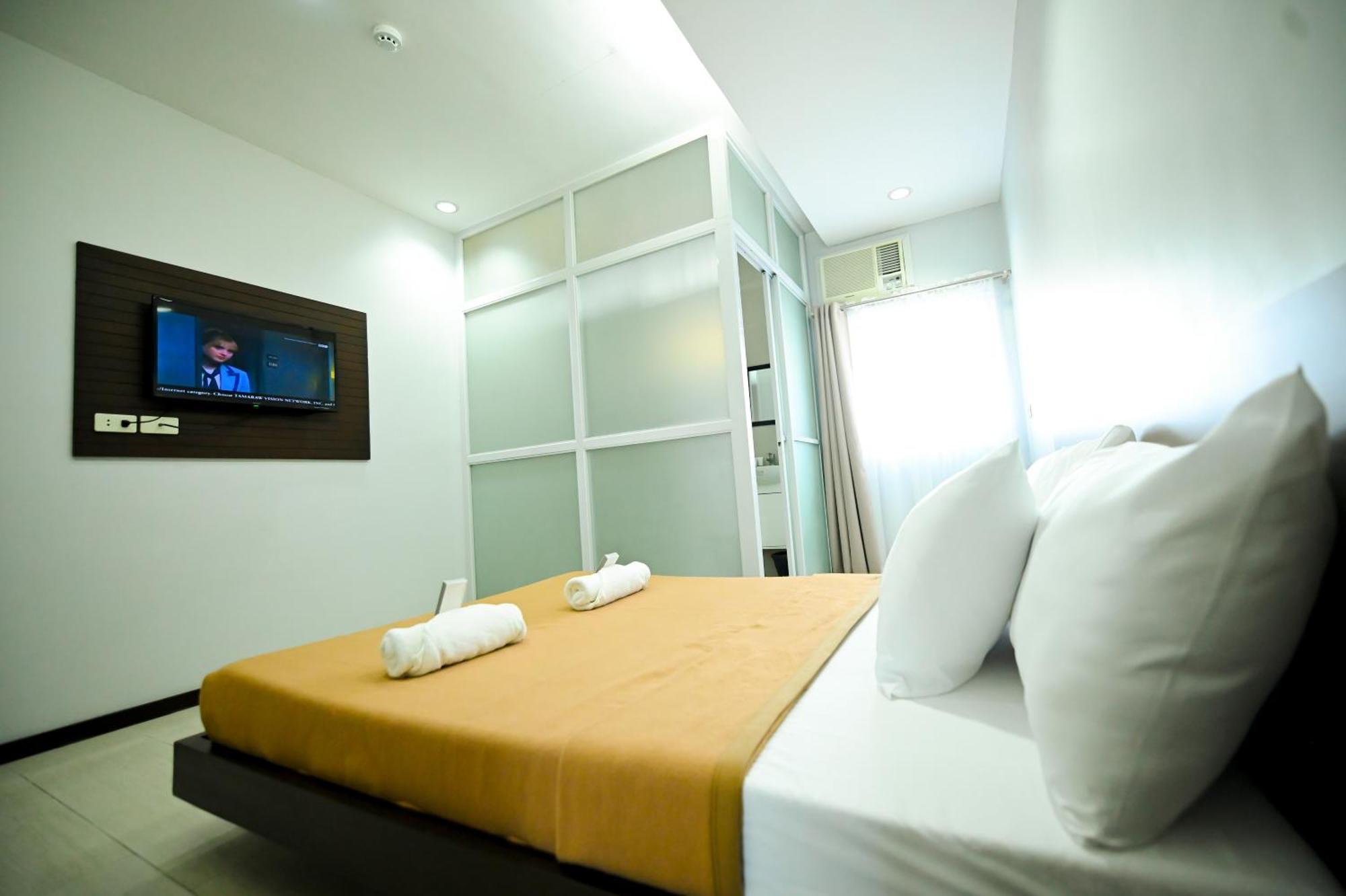Blue Harbor Hotel Calapan Esterno foto