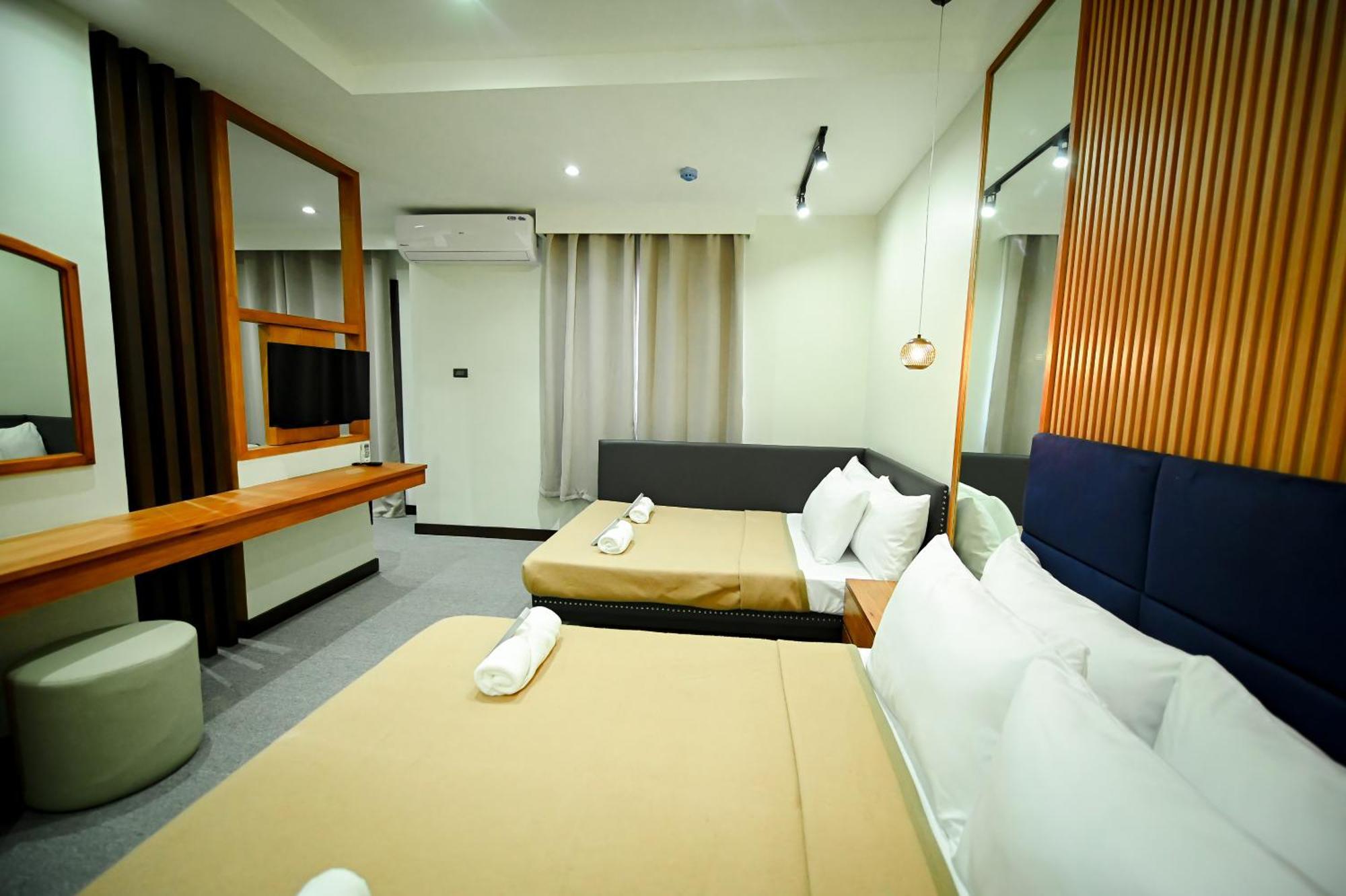 Blue Harbor Hotel Calapan Esterno foto